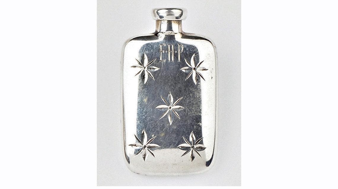 Usa (1940), Piccola fiaschetta per profumo da borsetta con cinque stelle incise e le iniziali “EHP” sul davanti; tappo a vite con applicatore