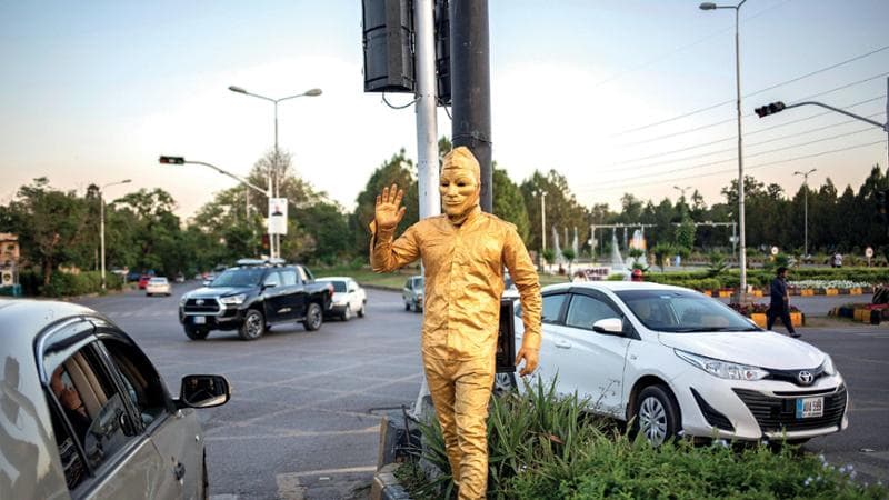 Un mimo ad un incrocio di Islamabad. La presenza diffusa di uomini dei servizi segreti nella capitale ha fatton crescere i sospetti sulla reale attività degli artisti