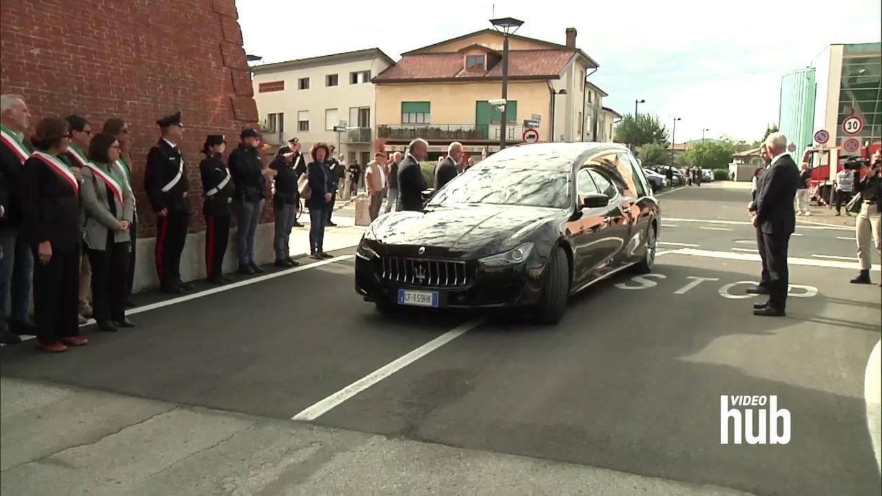 Funerali di Sammy Basso, l'arrivo del feretro e il ricordo degli amici