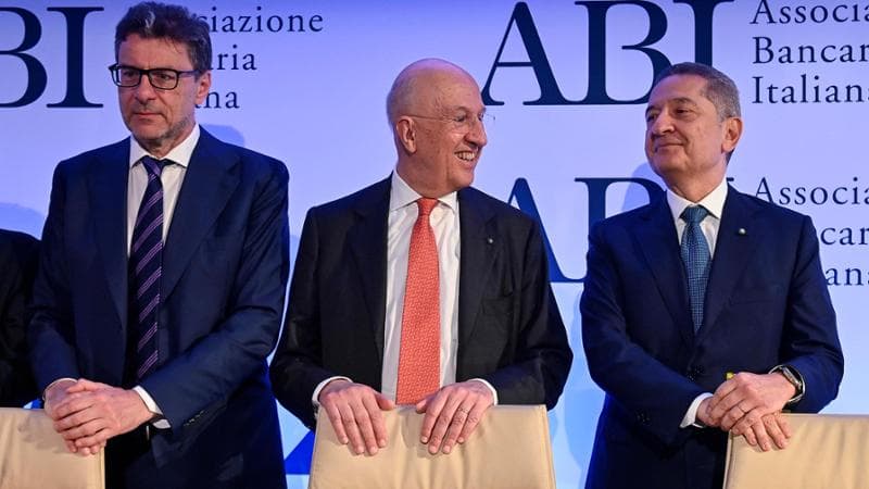 Il ministro dell Economia, Giancarlo Giorgetti, con il presidente dell Abi Antonio Patuanelli e&nbsp;il direttore di Bankitalia Fabio Panetta&nbsp;&nbsp;

