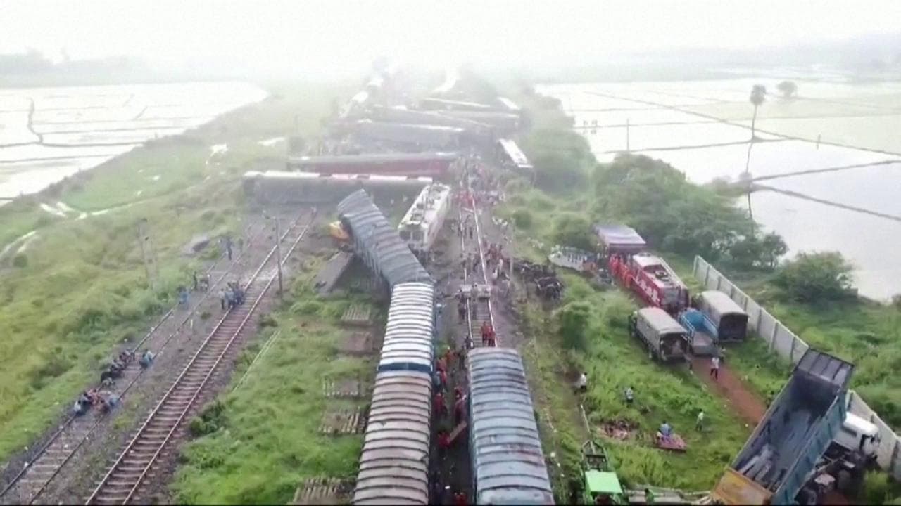 India, incidente ferroviario nel Tamil Nadu: le immagini delle decine di vagoni coinvolti