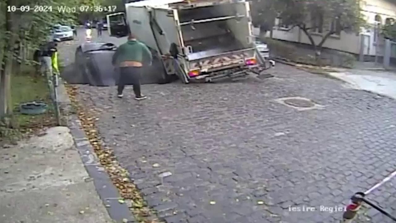 Bucarest, la voragine all'improvviso inghiotte l'auto, un bambino e poi la madre: tutti salvi