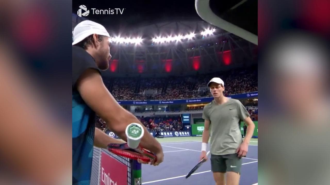 Tennis, a Shanghai il siparietto tra Machac e Sinner: "Tiri troppo forte, mi hai spaccato la racchetta"