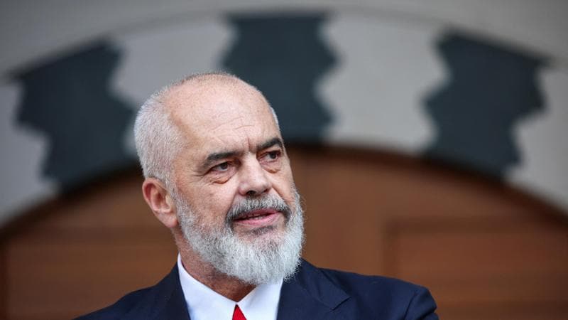 Edi Rama: “Nessun migrante potrà uscire dalle strutture. Ciò che accade dentro non ci riguarda”