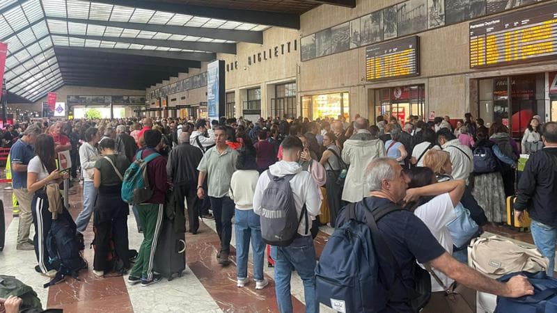 Sciopero treni, Frecce e Intercity cancellati e regionali quasi azzerati. Passeggeri accampati sulle banchine