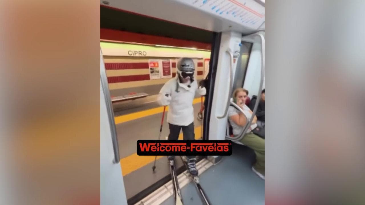 Roma, nella metropolitana con gli sci: si scatena l'ironia social