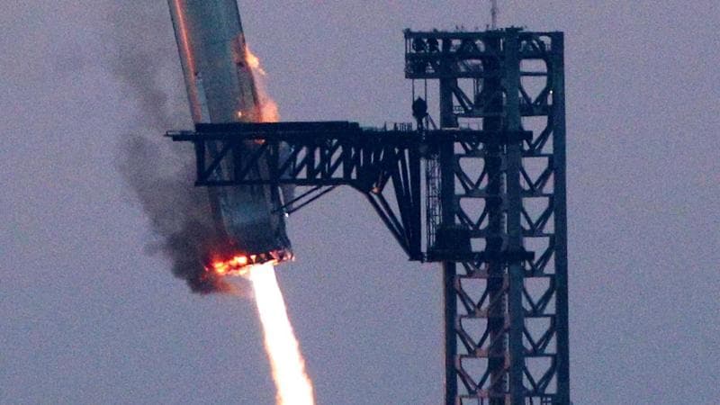 Il momento in cui Super Heavy atterra sulla rampa di lancio