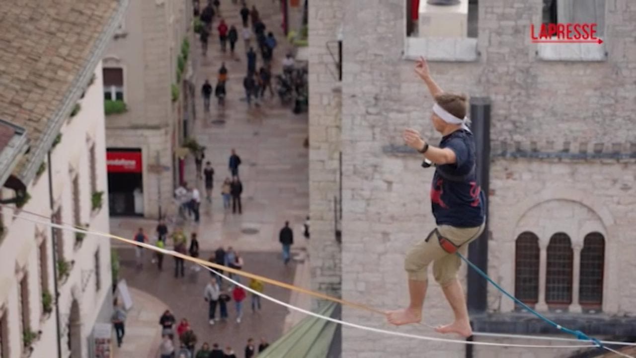 Festival dello Sport, Trento: il funambolo Roose attraversa piazza Duomo sospeso a 30 metri di altezza