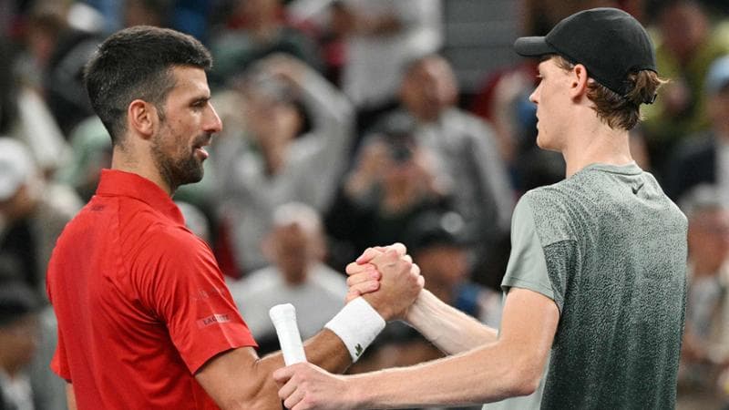 La stretta di mano tra Djokovic e Sinner dopo la finale a Shanghai