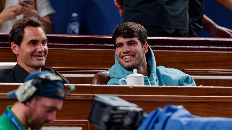 Alcaraz in tribuna a Shanghai con Federer