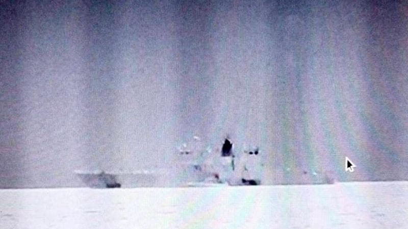 La nave Libra fotografata con un visore notturno durante le operazioni della notte scorsa