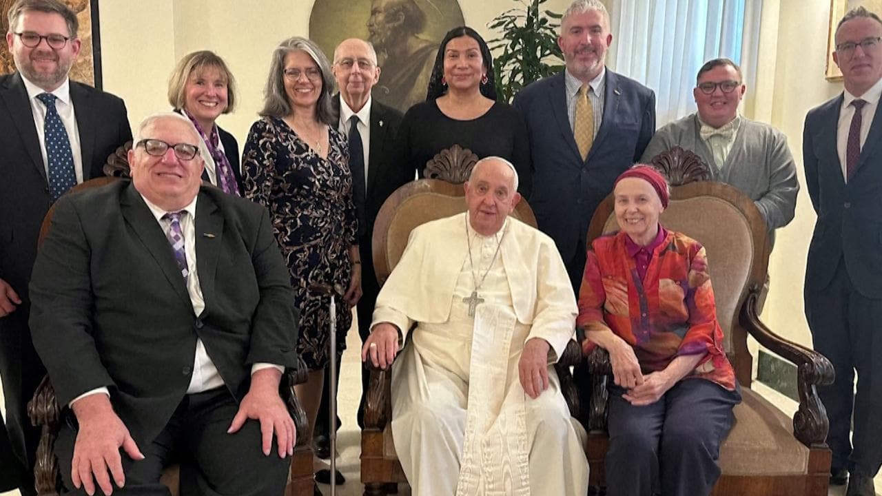 Transgender e intersex da Papa Francesco: "Rivaluti il divieto ai percorsi di affermazione di genere"