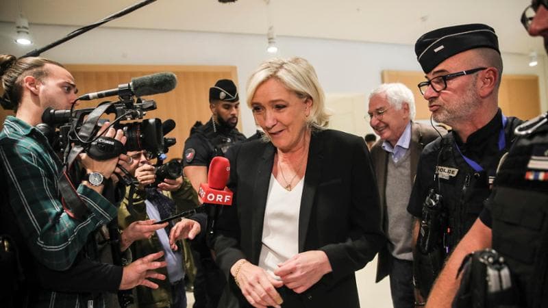 Marine Le Pen, al via il processo per appropriazione indebita dei fondi Ue: “Non ho commesso irregolarità”