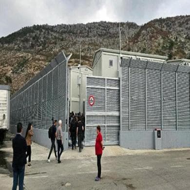 Albania, sbarre alle finestre, droni e poliziotti nel centro che aspetta i primi esiliati