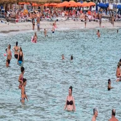 A Mondello si fa il bagno anche in ottobre