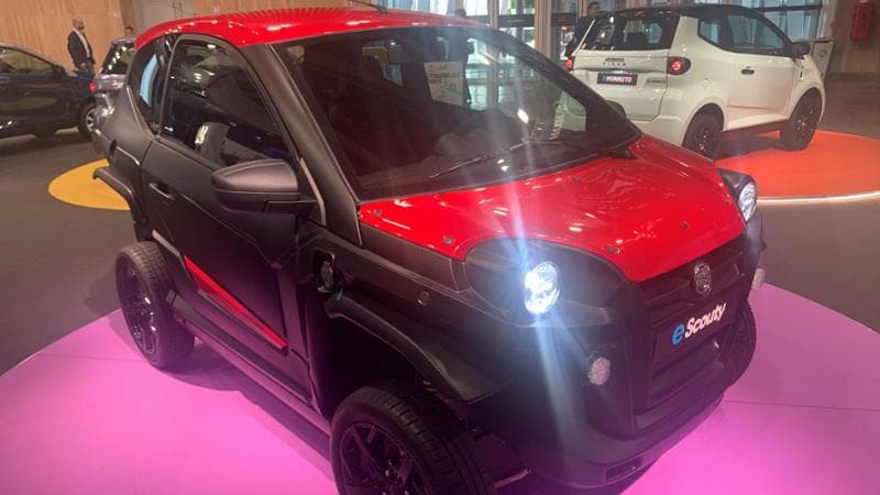 Dalla Ami con tavola da surf per sportello alla Peugeot Hypersquare ...