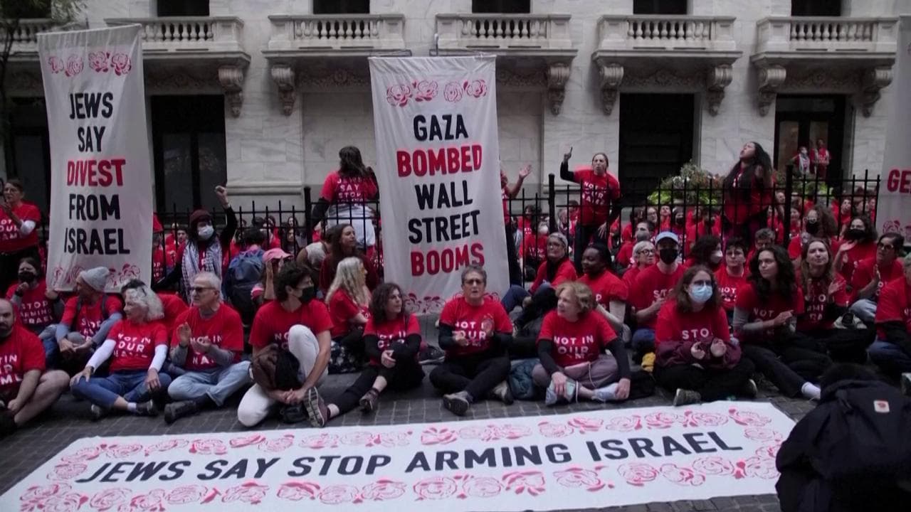 Manifestazione di gruppi ebraici pro-Palestina davanti a Wall Street, oltre 200 arresti