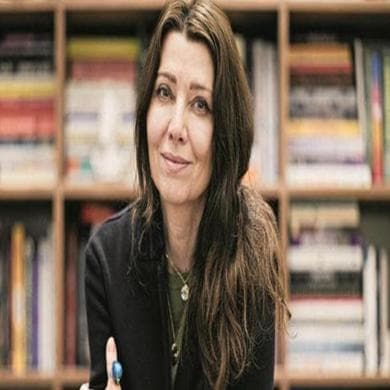Elif Shafak inaugura la Fiera di Francoforte: “La democrazia è a rischio. Gli scrittori non possono stare a guardare”