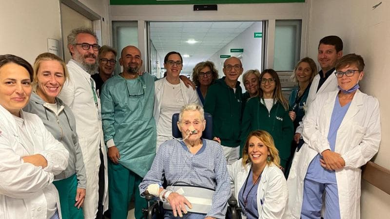 Il signor Alberto con il team di medici