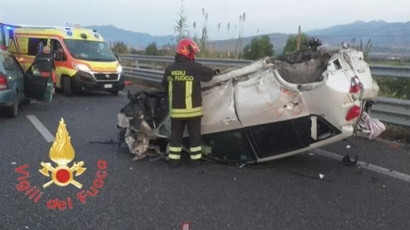 A 17 anni si mette alla guida di un suv e si schianta contro un’altra auto: è grave