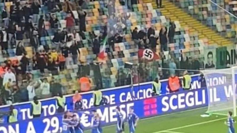 Una svastica allo stadio durante Italia-Israele: tifoso radiato dalle partite della Nazionale