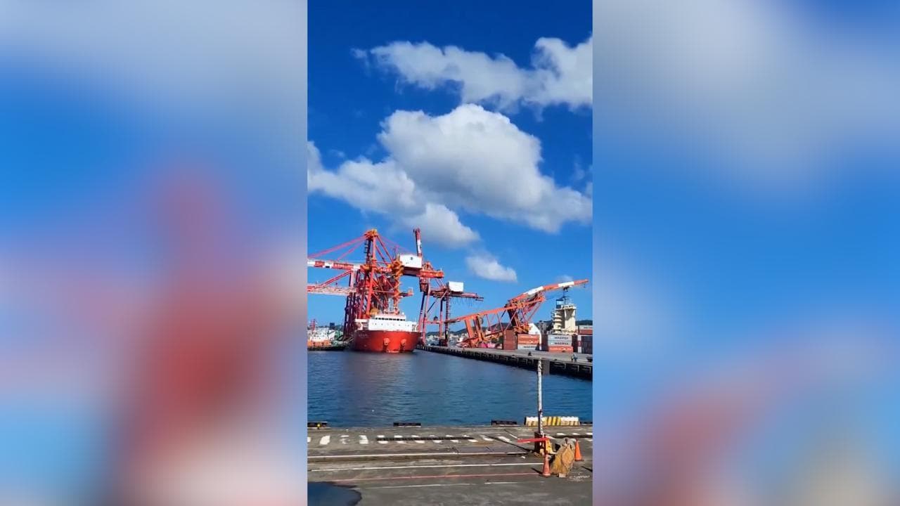 Taiwan, paura al porto: la grande gru crolla all'improvviso