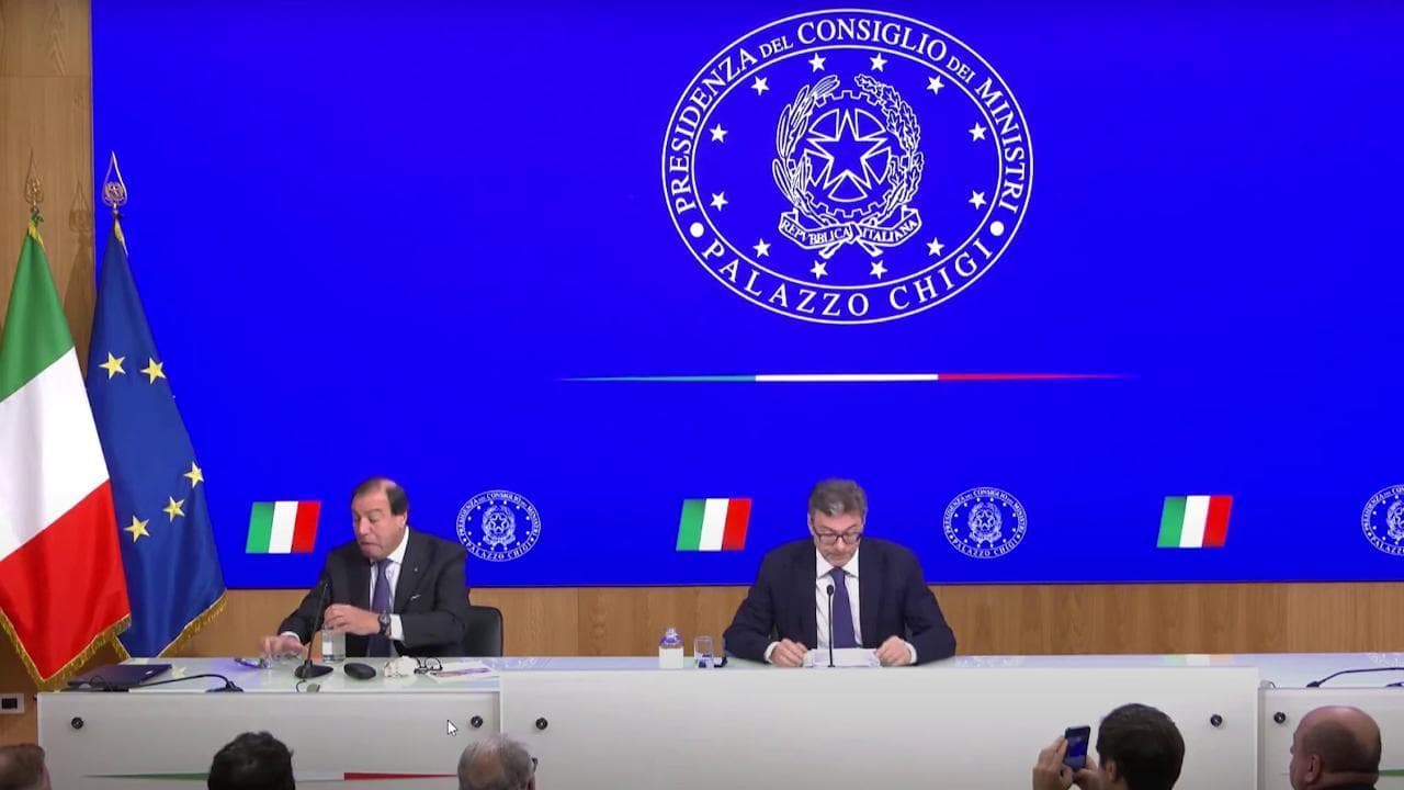 Manovra, si rompe un bicchiere in conferenza stampa, Giorgetti: "Porta male o bene?"