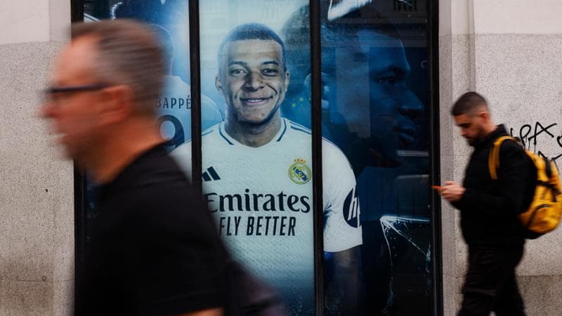 Un poster di Mbappé in uno store del Real a Madrid