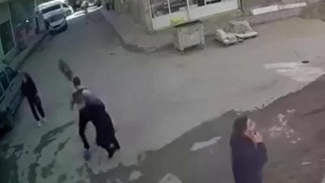 Terremoto in Turchia: oggetti cadono sfiorando i passanti. E la giornalista Tv si getta sotto il tavolo