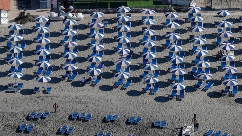 Una veduta aerea di ombrelloni e stabilimenti balneari del litorale romano da un elicottero della Polizia del reparto volo di Pratica di Mare in un volo di pattugliamento in occasione del weekend di esodo estivo, Roma, 10 Agosto 2024. ANSA/GIUSEPPE LAMI (esodo, ombrelloni, spiaggia, spiagge, stabilimenti, generica, simbolica)