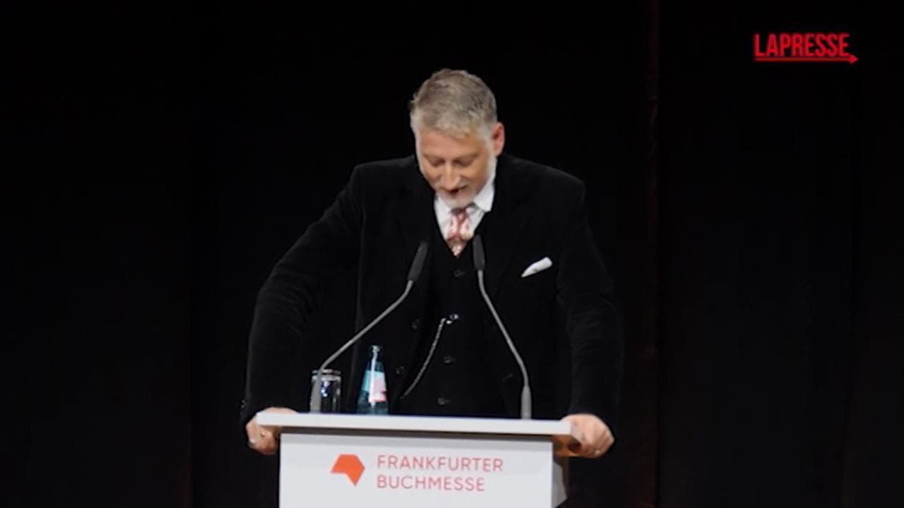 Il criptico intervento del ministro Giuli alla Buchmesse di Francoforte: "Occorre riaffermare la centralità del pensiero solare"