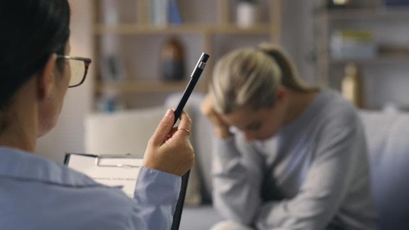 “Voi con queste gonnelline mi provocate”: le testimonianze delle molestie nelle scuole di giornalismo in Italia