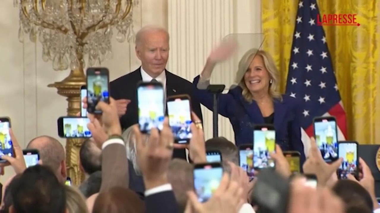 Usa, Biden celebra la comunità italiana e scherza con la moglie: "Mi ha detto che tornerà in Sicilia con o senza di me"