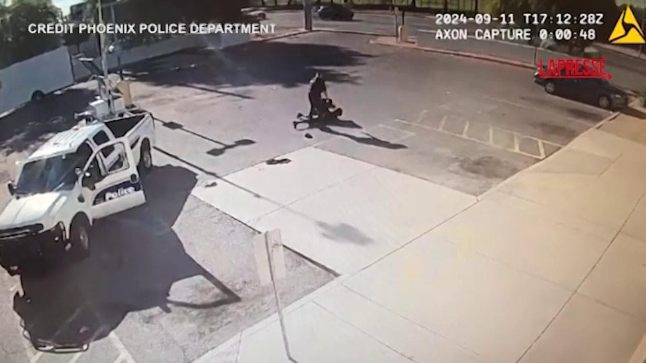 Usa, poliziotti di Phoenix colpiscono con pugni e taser un afroamericano disabile: il pestaggio ripreso dalla bodycam degli agenti