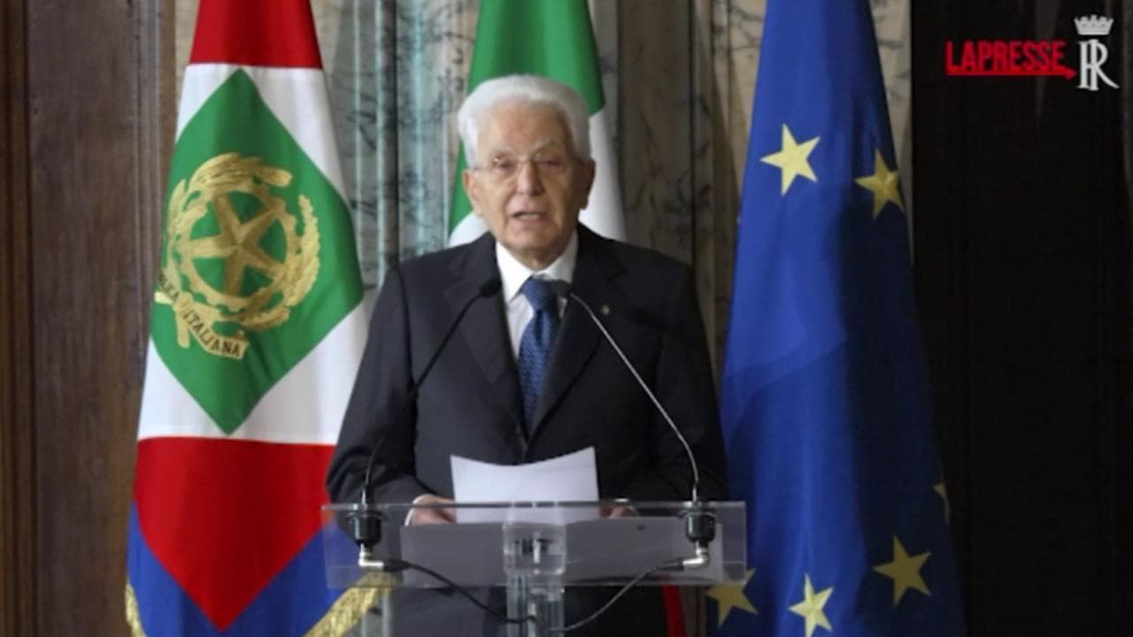 Lavoro, Mattarella: "Rendere effettiva la parità delle retribuzioni tra uomini e donne"