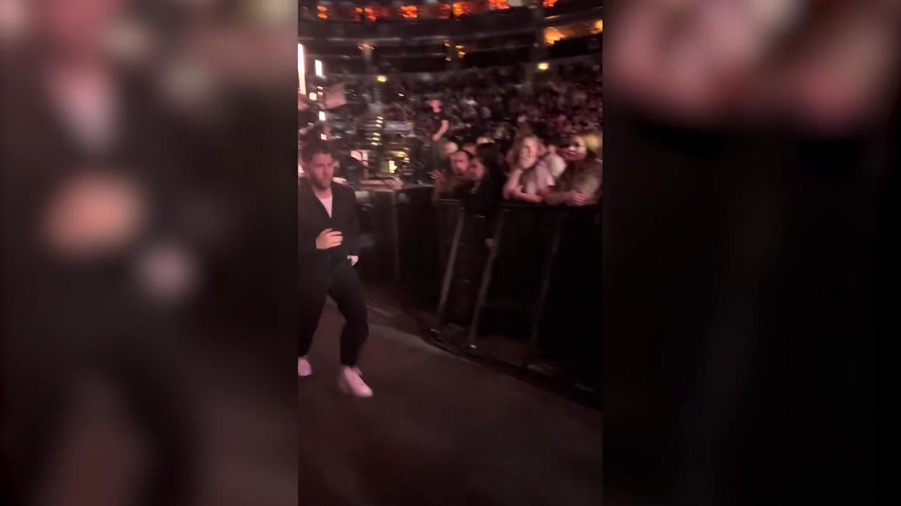 Nick Jonas nel panico per un puntatore laser: la fuga del cantante durante il concerto a Praga