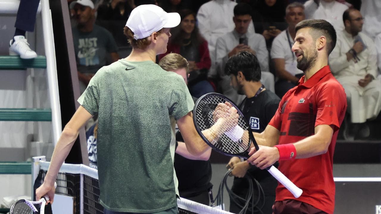 La stretta di mano tra Sinner e Djokovic a fine match