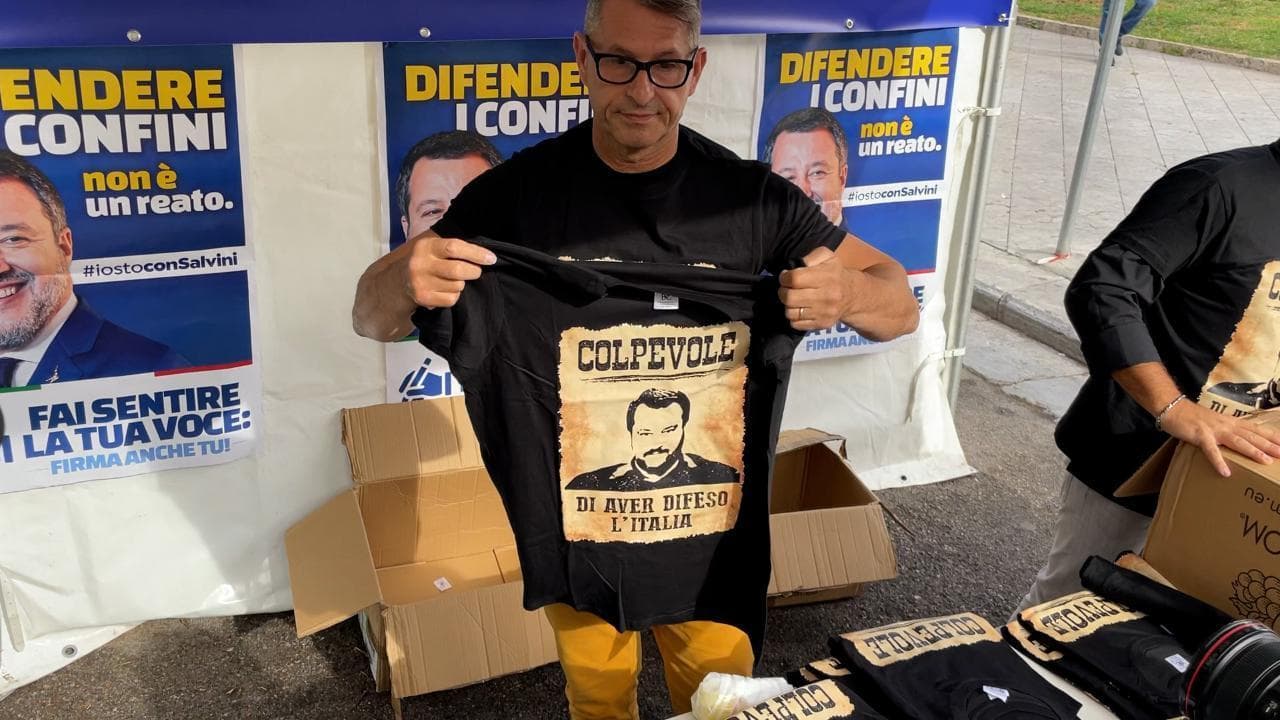Metropolis - Processo Open Arms, la piazza di Salvini è mezza vuota: "Vanno a ruba solo le magliette"