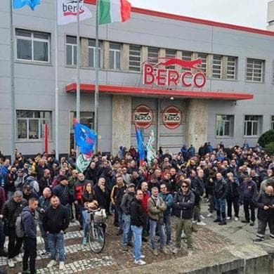 Il presidio dei lavoratori davanti alla fabbrica ferrarese