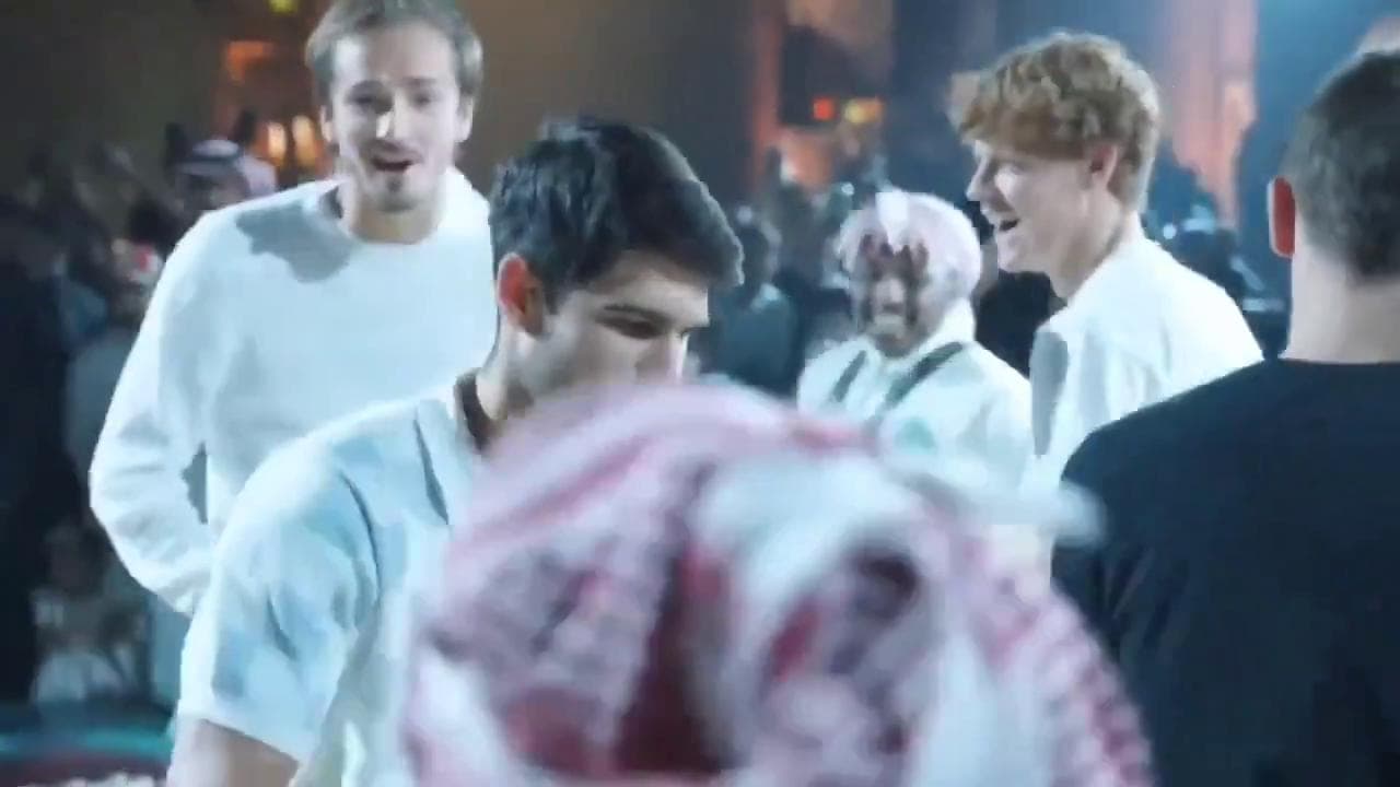 Sinner balla e gioca al luna park in Arabia con gli altri tennisti del Six Kings Slam