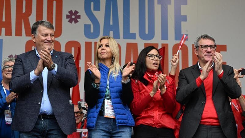 Da sinistra, sul palco di piazza del Popolo, a Roma, il segretario generale della Uil PierPaolo Bombardieri, la segretaria della Uil Fpl Rita Longobardi, la segretaria della Fp Cgil Serena Sorrentino e il segretario generale della Cgil Maurizio Landini