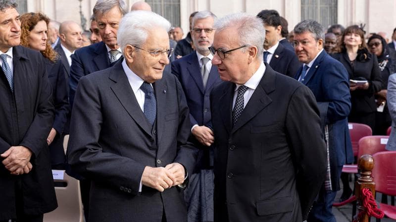 Migranti, il richiamo della Cei: “Non sono pacchi”. Breve colloquio di Mattarella con Mantovano in Vaticano