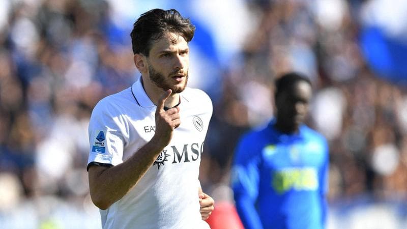 Kvaratskhelia esulta dopo il gol