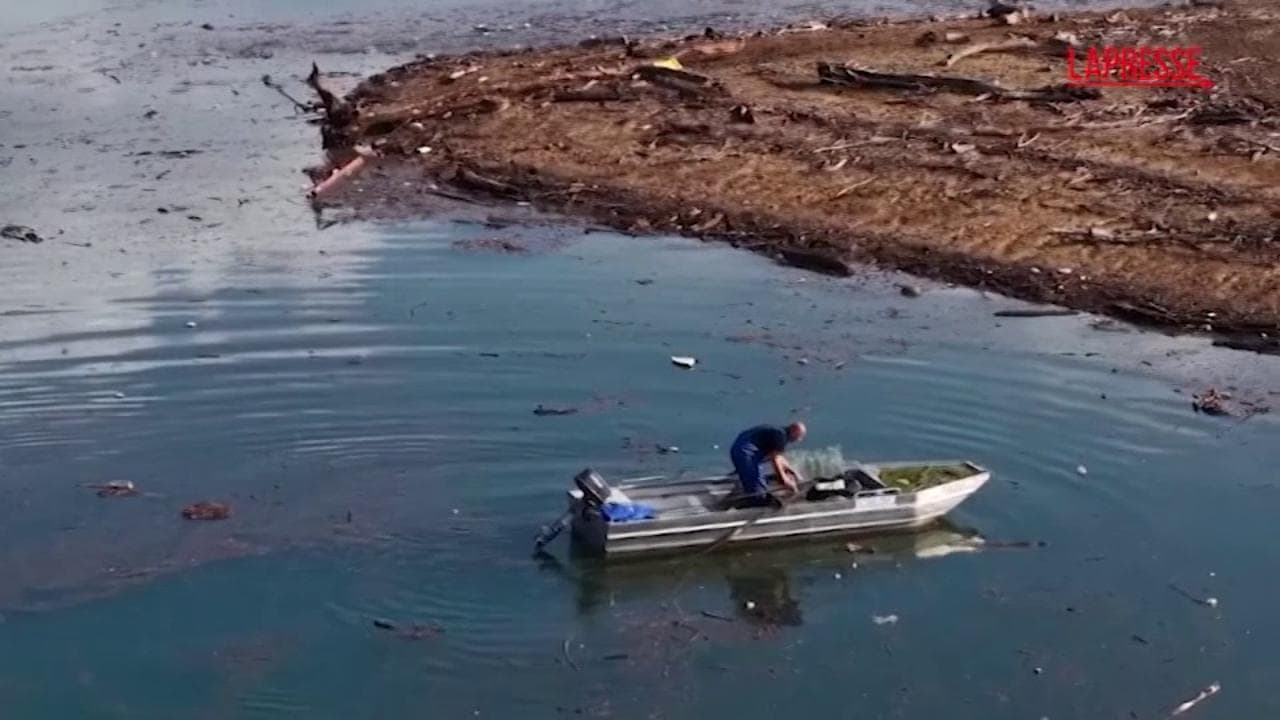 Bosnia, volontari ripuliscono il lago dopo le inondazioni: raccolte tonnellate di rifiuti