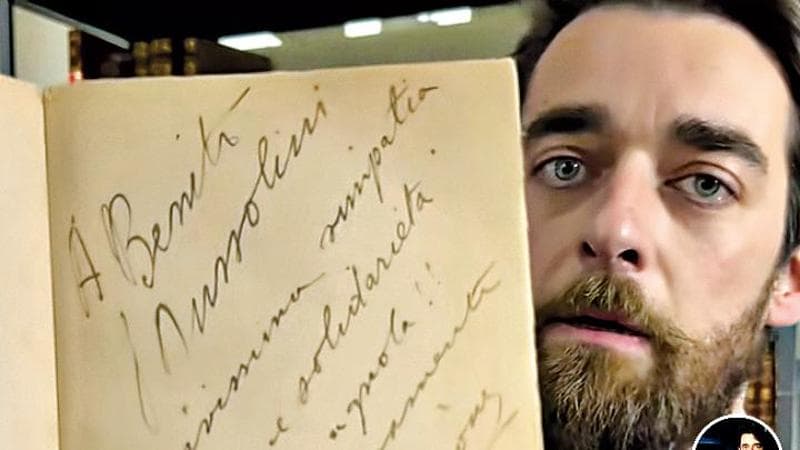 Luca Cena con la&nbsp;prima edizione di Marinetti sul Futurismo con dedica autografa a Mussolini
