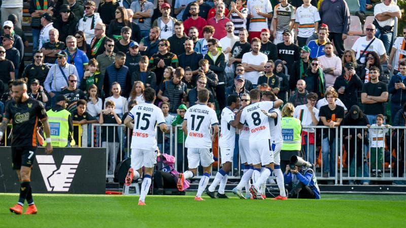 Retegui festeggiato dai compagni dopo il gol