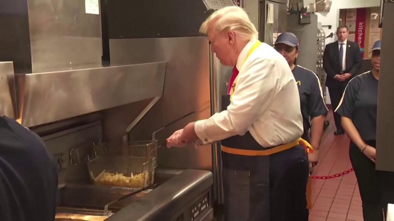 Trump frigge patatine al McDonald's e fa gli auguri all'avversaria: "Buon compleanno, Kamala"