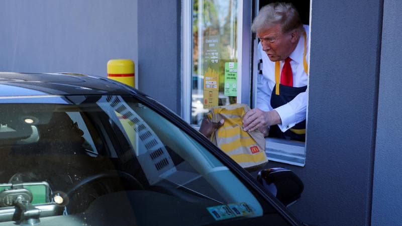 Trump e Musk senza freni, tra elogi dei genitali e promesse di denaro per chi si impegna a votare