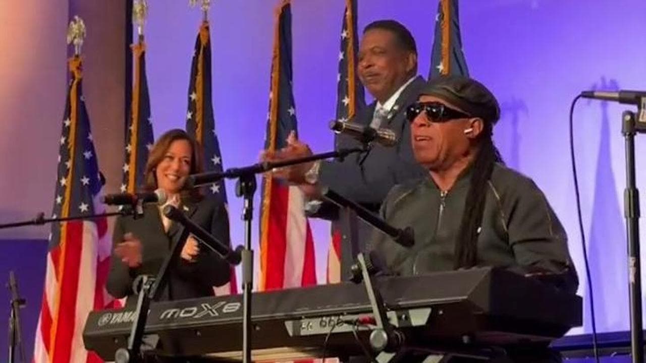 Kamala Harris compie 60 anni e Stevie Wonder le dedica la sua "Happy Birthday"