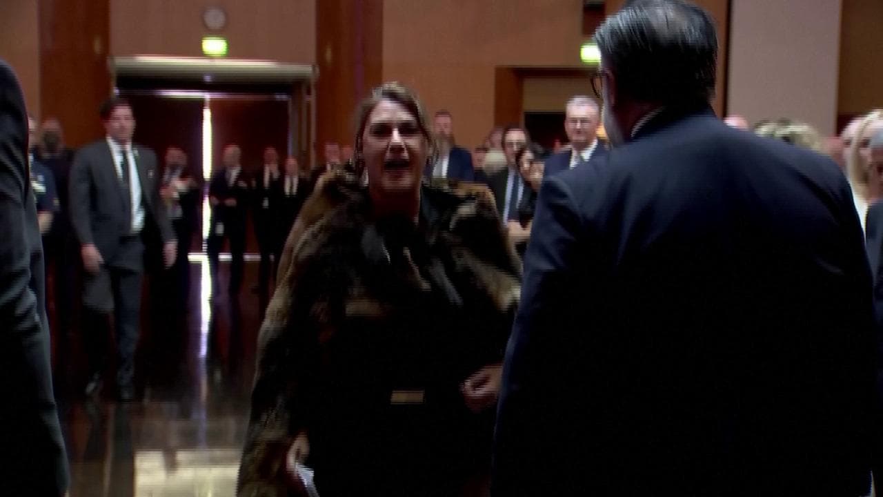 Carlo contestato in Australia da una senatrice indipendentista: "Tu non sei il nostro re!"